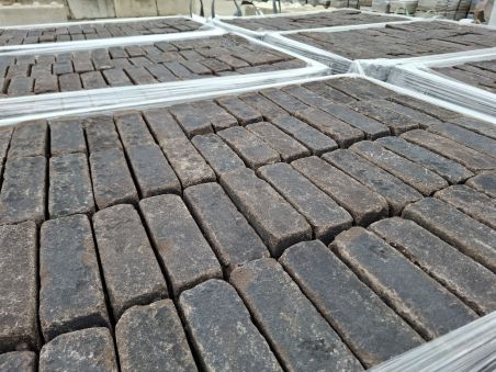 Altgebrannter Pflasterstein im Dickformat, Anthrazit, auf Paletten.